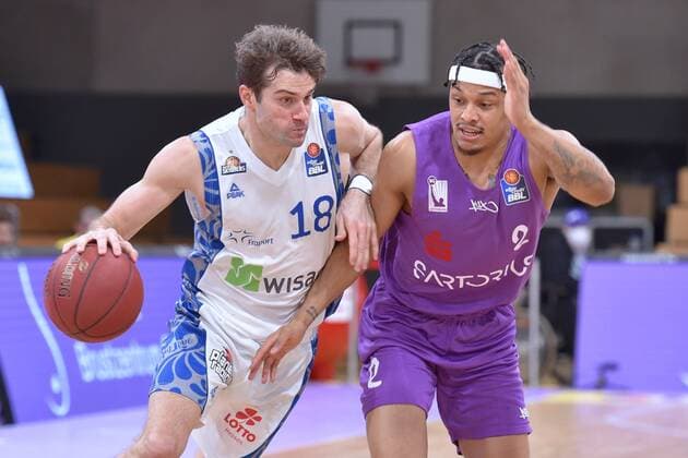 Joe Rahon (Skyliners Frankfurt) (am Ball), Nelson Weidemann (BG Goettingen) (R) , Basketball, Bundesliga, BBL, BG Goettingen - Skyliners Frankfurt, 07.03.2021, BG Goettingen - Skyliners Frankfurt, Basketball, Bundesliga, GER, BBL, 07.03.2021 Goettingen Copyright: xEibner-Pressefotox-xRolandxSippelx