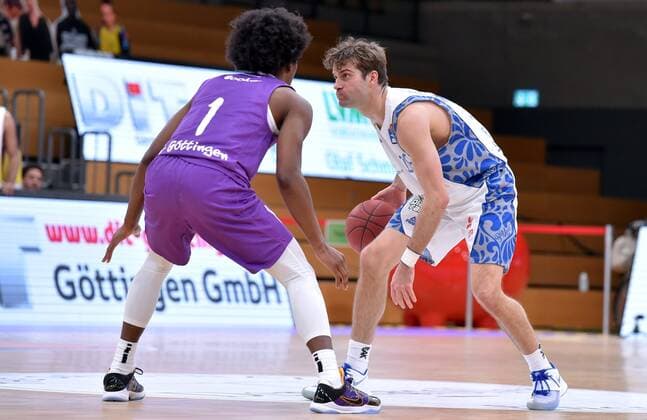 Joe Rahon (Skyliners Frankfurt) (am Ball) und Dieshuan Booker (BG Goettingen) , Basketball, Bundesliga, BBL, BG Goettingen - Skyliners Frankfurt, 07.03.2021, BG Goettingen - Skyliners Frankfurt, Basketball, Bundesliga, GER, BBL, 07.03.2021 Goettingen Copyright: xEibner-Pressefotox-xRolandxSippelx