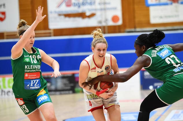 Basketball: Toyota 1. DBBL, 21. Spieltag, GiroLive-Panthers Osnabrück vs. Rutronik Stars Keltern am 07.03.2021 in der OSC-Halle in Osnabrueck. Janne Pulk (Rutronik Stars Keltern), Melina Knopp (GiroLive-Panthers Osnabrueck) und Harriet Belobi Nawezhi (Rutronik Stars Keltern) im Zweikampf Osnabrueck OSC-Halle Niedersachsen Deutschland