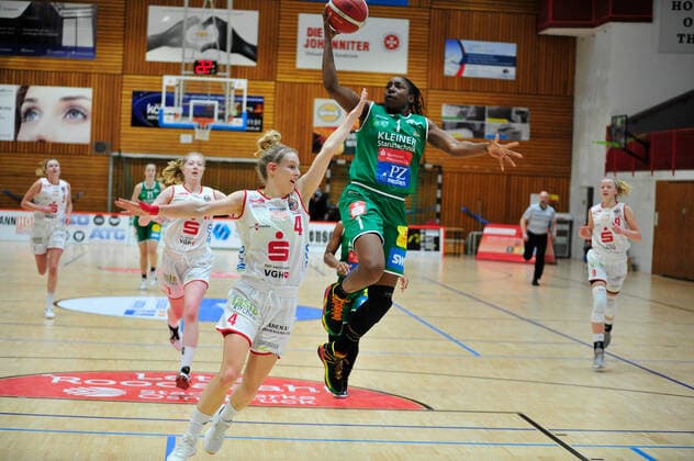 Basketball - DBBL - 21. Spieltag GiroLive Panthers Osnabrück - Rutronik Stars Keltern am 07.03.2021 in der OSC Halle in Osnabrück Melli Knopp (C)(Osnabrück) im Zweikampf mit Krystal Vaughn (Keltern)