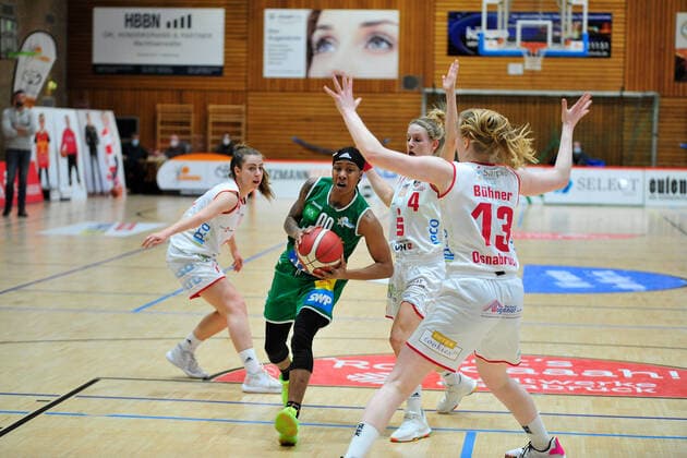 Basketball - DBBL - 21. Spieltag GiroLive Panthers Osnabrück - Rutronik Stars Keltern am 07.03.2021 in der OSC Halle in Osnabrück Melli Knopp (C)(Osnabrück) im Zweikampf mit Jasmine Monique Thomas (Keltern)