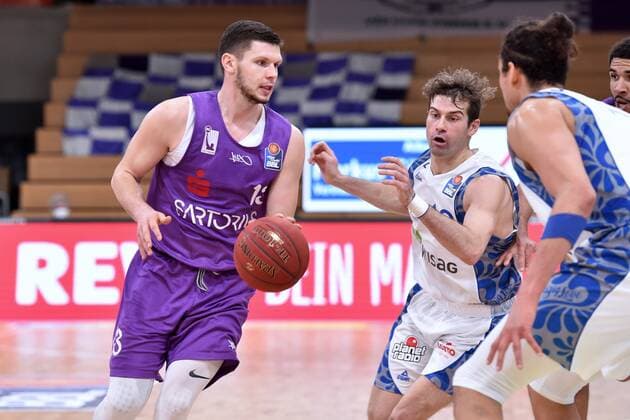 Rihards Lomazs (BG Goettingen) (am Ball), Joe Rahon (Skyliners Frankfurt) (hinten, R), Michael Kessens (Skyliners Frankfurt) (R) , Basketball, Bundesliga, BBL, BG Goettingen - Skyliners Frankfurt, 07.03.2021, BG Goettingen - Skyliners Frankfurt, Basketball, Bundesliga, GER, BBL, 07.03.2021 Goettingen Copyright: xEibner-Pressefotox-xRolandxSippelx