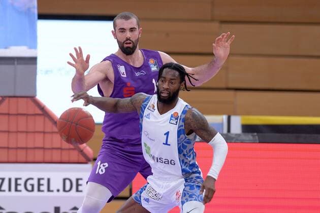 Matt Mobley (Skyliners Frankfurt) (vorne), Harper Kamp (BG Goettingen) (hinten) , Basketball, Bundesliga, BBL, BG Goettingen - Skyliners Frankfurt, 07.03.2021, BG Goettingen - Skyliners Frankfurt, Basketball, Bundesliga, GER, BBL, 07.03.2021 Goettingen Copyright: xEibner-Pressefotox-xRolandxSippelx