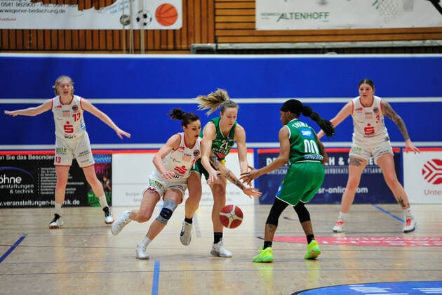 Basketball - DBBL - 21. Spieltag GiroLive Panthers Osnabrück - Rutronik Stars Keltern am 07.03.2021 in der OSC Halle in Osnabrück Milica Cuic (Osnabrück) im Zweikampf mit Alexandria Elisabeth Kiss-Rusk (Keltern)