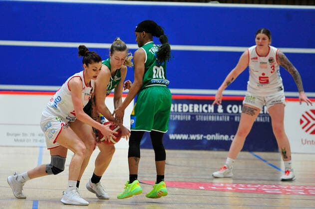 Basketball - DBBL - 21. Spieltag GiroLive Panthers Osnabrück - Rutronik Stars Keltern am 07.03.2021 in der OSC Halle in Osnabrück Milica Cuic (Osnabrück) im Zweikampf mit Alexandria Elisabeth Kiss-Rusk (Keltern)