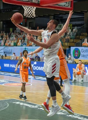 GER, Basketball, RASTA Vechta vs FC Bayern München 07.03.2021, RASTA Dome, Vechta, GER, easy Credit-BBL, RASTA Vechta vs FC Bayern München, im Bild Paul ZIPSER ( FC Bayern München 16 ) Björn Bjoern ROHWER (Rasta Vechta 22 )