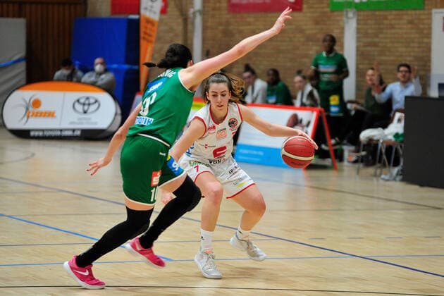 Basketball - DBBL - 21. Spieltag GiroLive Panthers Osnabrück - Rutronik Stars Keltern am 07.03.2021 in der OSC Halle in Osnabrück Vicky Poros (Osnabrück) im Zweikampf mit Andrijana Cvitkovic (Keltern)