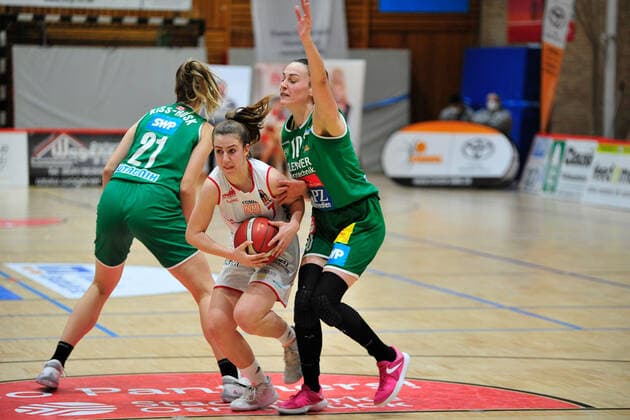 Basketball - DBBL - 21. Spieltag GiroLive Panthers Osnabrück - Rutronik Stars Keltern am 07.03.2021 in der OSC Halle in Osnabrück Vicky Poros (Osnabrück) im Zweikampf mit Andrijana Cvitkovic (Keltern)