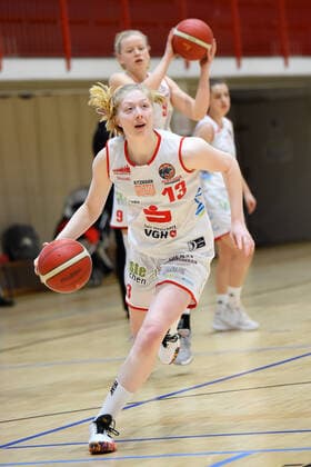 Basketball: Toyota 1. DBBL, 21. Spieltag, GiroLive-Panthers Osnabrück vs. Rutronik Stars Keltern am 07.03.2021 in der OSC-Halle in Osnabrueck. Frieda Buehner (GiroLive-Panthers Osnabrueck) in Aktion, am Ball Osnabrueck OSC-Halle Niedersachsen Deutschland