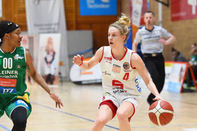 Basketball: Toyota 1. DBBL, 21. Spieltag, GiroLive-Panthers Osnabrück vs. Rutronik Stars Keltern am 07.03.2021 in der OSC-Halle in Osnabrueck. Jasmine Thomas (Rutronik Stars Keltern) und Melina Knopp (GiroLive-Panthers Osnabrueck) im Zweikampf Osnabrueck OSC-Halle Niedersachsen Deutschland