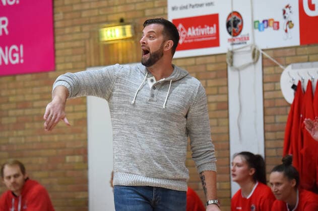 Basketball: Toyota 1. DBBL, 21. Spieltag, GiroLive-Panthers Osnabrück vs. Rutronik Stars Keltern am 07.03.2021 in der OSC-Halle in Osnabrueck. Interims-Trainer Sasa Cuic (GiroLive-Panthers Osnabrueck) gestikuliert, gestik Osnabrueck OSC-Halle Niedersachsen Deutschland
