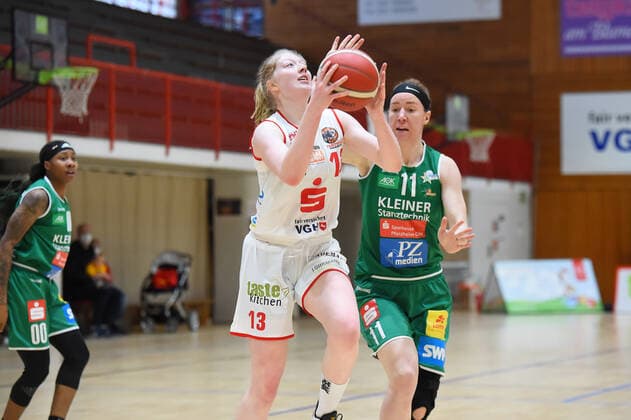 Basketball: Toyota 1. DBBL, 21. Spieltag, GiroLive-Panthers Osnabrück vs. Rutronik Stars Keltern am 07.03.2021 in der OSC-Halle in Osnabrueck. Frieda Buehner (GiroLive-Panthers Osnabrueck) und Mailis Pokk (Rutronik Stars Keltern) im Zweikampf Osnabrueck OSC-Halle Niedersachsen Deutschland
