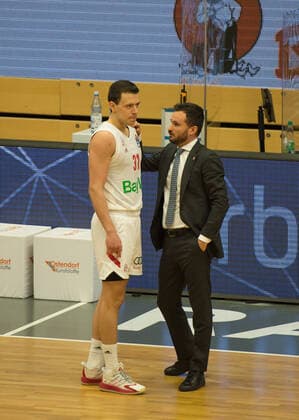 GER, Basketball, RASTA Vechta vs FC Bayern München 07.03.2021, RASTA Dome, Vechta, GER, easy Credit-BBL, RASTA Vechta vs FC Bayern München, im Bild Adriano VERTEMATI ( FC Bayern München Assistantcoach ) mit Zan Mark SISKO ( FC Bayern München 31 )
