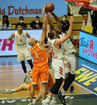 GER, Basketball, RASTA Vechta vs FC Bayern München 07.03.2021, RASTA Dome, Vechta, GER, easy Credit-BBL, RASTA Vechta vs FC Bayern München, im Bild JaJuan JOHNSON ( FC Bayern München 25 ) Paul ZIPSER ( FC Bayern München 16 ) Stefan PENO (Rasta Vechta 4 ) Nick WEILER-BABB ( FC Bayern München 0 )