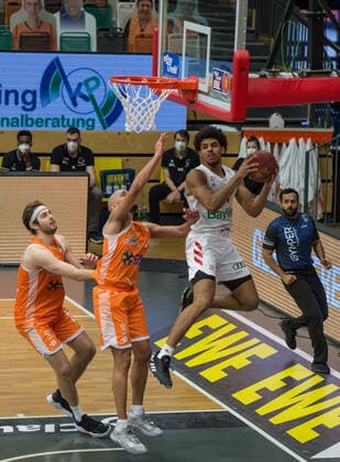 GER, Basketball, RASTA Vechta vs FC Bayern München 07.03.2021, RASTA Dome, Vechta, GER, easy Credit-BBL, RASTA Vechta vs FC Bayern München, im Bild Sasha GRANT ( FC Bayern München 44 ) Stefan PENO (Rasta Vechta 4 ) Jesse HUNT ( Rasta Vechta 34 )