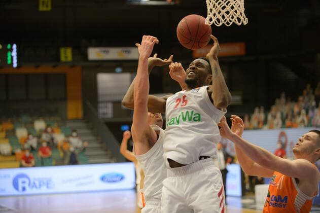 JaJuan JOHNSON ( 25 FC Bayern München) ; Rasta Vechta vs FC Bayern München, Basketball, easyCredit BBL Bundesliga, 07.03.2021, 22. Spieltag, Saison 2020 2021 ; Aktion, Dribbling, am Ball, Duell, Kampf um den Ball ; Rasta Vechta vs FC Bayern München, Basketball, easyCredit BBL Bundesliga, 07.03.2021, 22. Spieltag, Saison 2020 2021 Vechta Copyright: xErikxHillmer EIBNERx EP_ehr