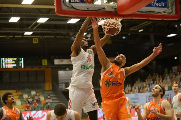 JaJuan JOHNSON ( 25 FC Bayern München) dunkt spektakulär hinweg über Stefan PENO ( 4 Rasta Vechta) ; Rasta Vechta vs FC Bayern München, Basketball, easyCredit BBL Bundesliga, 07.03.2021, 22. Spieltag, Saison 2020 2021 ; Dunking, Dunk, wirft, Wurf, Korbwurf, Aktion ; Rasta Vechta vs FC Bayern München, Basketball, easyCredit BBL Bundesliga, 07.03.2021, 22. Spieltag, Saison 2020 2021 Vechta Copyright: xErikxHillmer EIBNERx EP_ehr