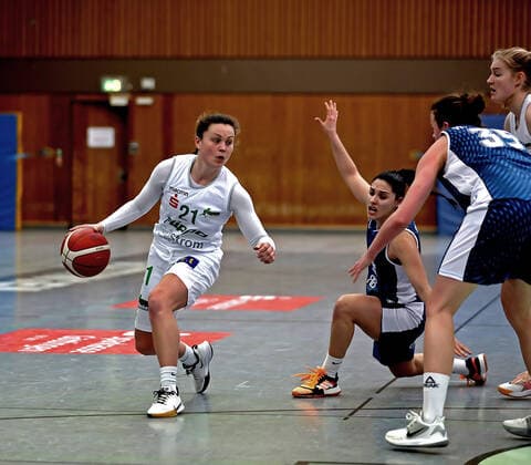 GSD zje123 1 Damen Basketball Bundesliga Flippo Baskets BG 74 - Heidelberg Göttingens Riley Lupfer (am Ball) gegen Heidelbergs Inja Butina und Alexandra Rose Wittinger (rechts)