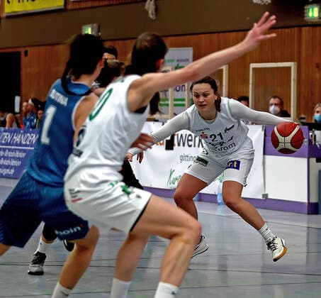 GSD zje123 1 Damen Basketball Bundesliga Flippo Baskets BG 74 - Heidelberg Göttingens Riley Lupfer (am Ball) gegen Heidelbergs Inja Butina