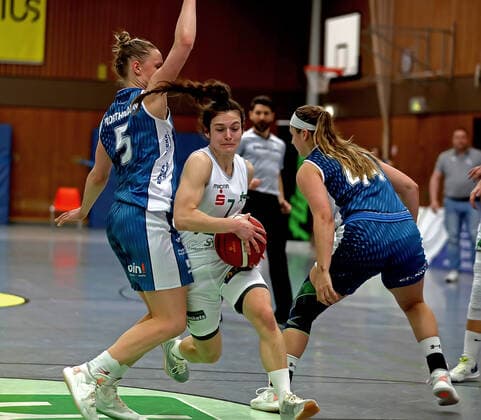 GSD zje123 1 Damen Basketball Bundesliga Flippo Baskets BG 74 - Heidelberg Göttingens Jennifer Crowder (am Ball) gegen Heidelbergs Franziska Worthmann (links) und Olivia Nash
