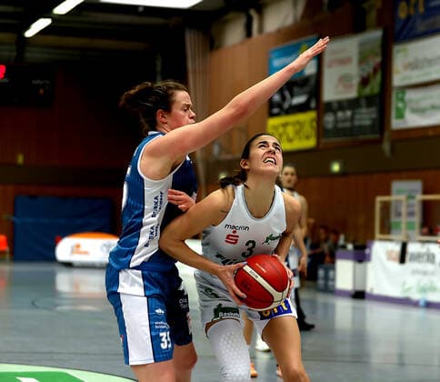 GSD zje123 1 Damen Basketball Bundesliga Flippo Baskets BG 74 - Heidelberg Göttingens Ivana Blazevic (am Ball) gegen Heidelbergs Alexandra Rose Wittinger