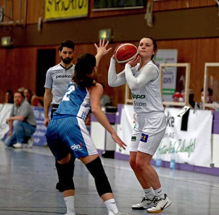 GSD zje123 1 Damen Basketball Bundesliga Flippo Baskets BG 74 - Heidelberg Göttingens Riley Lupfer (am Ball) gegen Heidelbergs Michala Palenickova