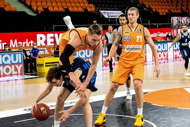 GER, BBL, ratiopharm ulm vs ALBA Berlin 07.03.2021, ratiopharm arena, Neu-Ulm, GER, BBL, ratiopharm ulm vs ALBA Berlin, im Bild Thomas Klepeisz (Ulm, 22) stürzt über Malte Delow (Berlin, 6), Dylan Osetkowski (Ulm, 21) nordphotoxGmbHx xHafner nph00200