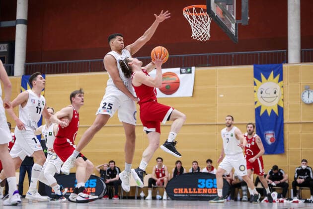 2. Basketball Bundesliga ProB ART Giants Duesseldorf gegen RheinStars Koeln, 07.03.2021 Joachim Koschade ( 21 RheinStars Koeln) wird geblockt von Ben Uzoma ( 25 ART Giants Duesseldorf); 2. Basketball Bundesliga ProB ART Giants Duesseldorf gegen RheinStars Koeln am 07.03.2021, Duesseldorf. Copyright: xBEAUTIFULxSPORTS KennyxBeelex