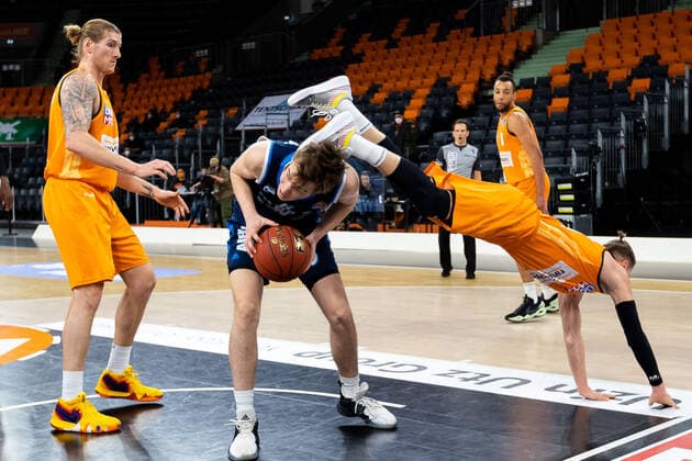 hechtsprung von Thomas Klepeisz (Ratiopharm Ulm 22), Malte Delow (Alba Berlin 06) GER, Ratiopharm Ulm vs. Alba Berlin, easycredit 1.Bundesliga Basketball, 22.Spieltag, Saison 2020 21, 07.03.2021 Ratiopharm Ulm vs. Alba Berlin, 1.Basketball Bundesliga Neu-Ulm Copyright: xEibner-Pressefoto RogerxBuerkex EP_EER