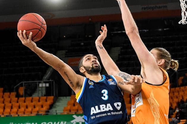 GER, BBL, ratiopharm ulm vs ALBA Berlin 07.03.2021, ratiopharm arena, Neu-Ulm, GER, BBL, ratiopharm ulm vs ALBA Berlin, im Bild Peyton Siva (Berlin, 3) setzt sich gegen Dylan Osetkowski (Ulm, 21) durch