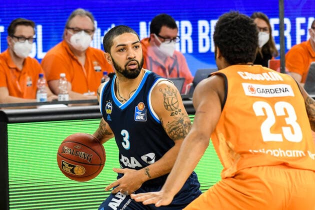 GER, BBL, ratiopharm ulm vs ALBA Berlin 07.03.2021, ratiopharm arena, Neu-Ulm, GER, BBL, ratiopharm ulm vs ALBA Berlin, im Bild Peyton Siva (Berlin, 3), Troy Caupain (Ulm, 23)