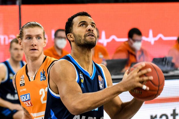 GER, BBL, ratiopharm ulm vs ALBA Berlin 07.03.2021, ratiopharm arena, Neu-Ulm, GER, BBL, ratiopharm ulm vs ALBA Berlin, im Bild Dylan Osetkowski (Ulm, 21), Johannes Thiemann (Berlin, 32)