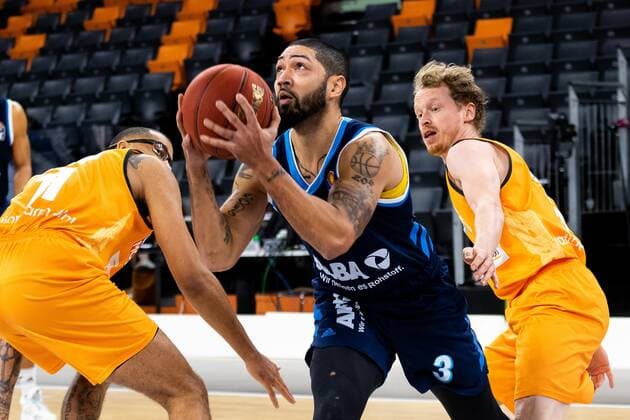 Peyton Siva (Alba Berlin 03), Per Guenther (Ratiopharm Ulm 06) GER, Ratiopharm Ulm vs. Alba Berlin, easycredit 1.Bundesliga Basketball, 22.Spieltag, Saison 2020 21, 07.03.2021 Ratiopharm Ulm vs. Alba Berlin, 1.Basketball Bundesliga Neu-Ulm Copyright: xEibner-Pressefoto RogerxBuerkex EP_EER
