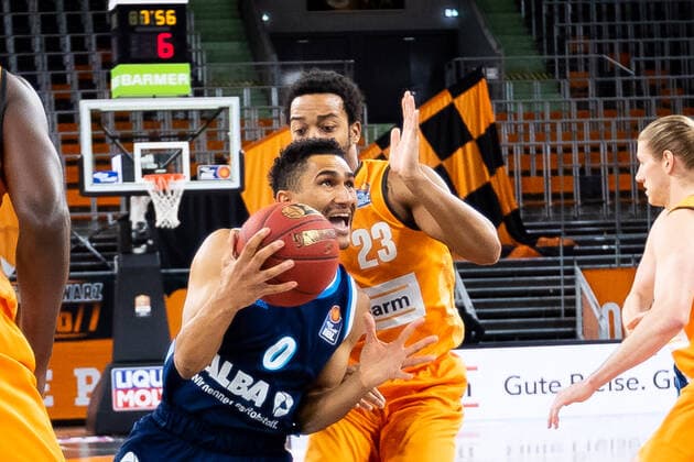 Maodo Lo (Alba Berlin 0), Troy Caupain (Ratiopharm Ulm 23) GER, Ratiopharm Ulm vs. Alba Berlin, easycredit 1.Bundesliga Basketball, 22.Spieltag, Saison 2020 21, 07.03.2021 Ratiopharm Ulm vs. Alba Berlin, 1.Basketball Bundesliga Neu-Ulm Copyright: xEibner-Pressefoto RogerxBuerkex EP_EER