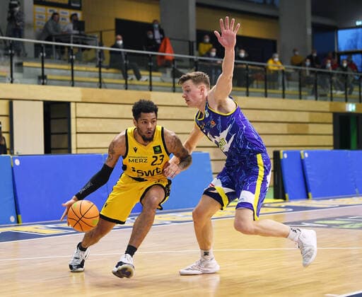 Basketball 2. Bundesliga 2020 2021 25. Spieltag in Rottenburg in der Volksbank Arena 07.03.2021 Tigers Tuebingen - Phoenix Hagen Troy Simons (li, Tigers) gegen Jannik Lodders (re, Hagen)