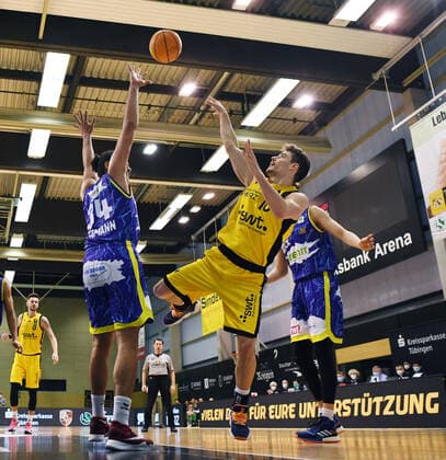 Basketball 2. Bundesliga 2020 2021 25. Spieltag in Rottenburg in der Volksbank Arena 07.03.2021 Tigers Tuebingen - Phoenix Hagen Gianni Otto (Mitte, Tigers) gegen Javon Baumann (li, Hagen)