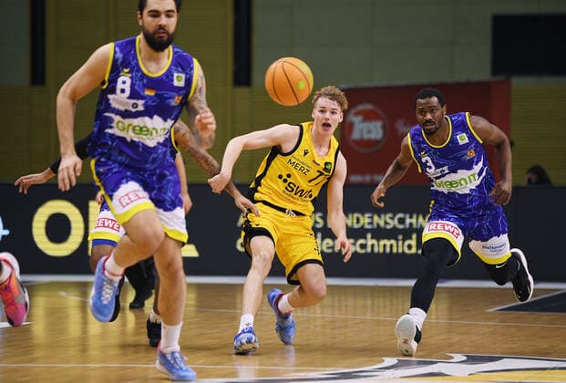 Basketball 2. Bundesliga 2020 2021 25. Spieltag in Rottenburg in der Volksbank Arena 07.03.2021 Tigers Tuebingen - Phoenix Hagen Timo Lanmueller (Mitte, Tigers) gegen Kyron Cartwright (re, Hagen)