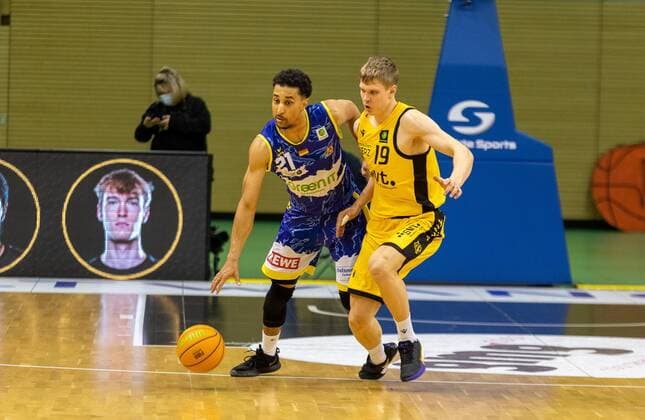 Basketball, 2. BL, Pro A, Tigers Tübingen - Phoenix Hagen Joel-Sadu Aminu (Phoenix Hagen, 21), Elias Valtonen (Tigers Tübingen, 19)¨¨¨Kirchheim Knights vs. Tigers Tübingen, 2. Basketball, Bundesliga, Pro A, Barmer 2 Basketball, Spieltag 24, Spielzeit 2020 2021, 05.03.2021, ¨¨ Kirchheim Knights - Tigers Tübingen, Basketball, 2. Bundesliga, Barmer 2 Basketball, Spieltag 24, Spielzeit 2020 2021, 27.02.2021 Kirchheim Copyright: xDennisxDuddek xEibnerxPressefotox EP_DDU