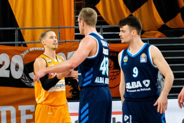 Alba Berlin gewinnt in Ulm mit 76:84 die glueklichen Gewinner gegen Ratiopharm Ulm GER, Ratiopharm Ulm vs. Alba Berlin, easycredit 1.Bundesliga Basketball, 22.Spieltag, Saison 2020 21, 07.03.2021 Ratiopharm Ulm vs. Alba Berlin, 1.Basketball Bundesliga Neu-Ulm Copyright: xEibner-Pressefoto RogerxBuerkex EP_EER