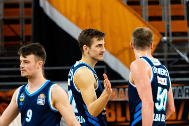Alba Berlin gewinnt in Ulm mit 76:84 die glueklichen Gewinner gegen Ratiopharm Ulm GER, Ratiopharm Ulm vs. Alba Berlin, easycredit 1.Bundesliga Basketball, 22.Spieltag, Saison 2020 21, 07.03.2021 Ratiopharm Ulm vs. Alba Berlin, 1.Basketball Bundesliga Neu-Ulm Copyright: xEibner-Pressefoto RogerxBuerkex EP_EER