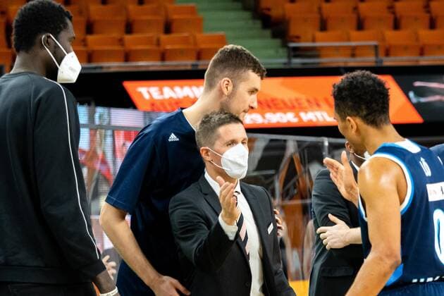 Alba Berlin gewinnt in Ulm mit 76:84 die glueklichen Gewinner gegen Ratiopharm Ulm Jaka Lakovic (Ratiopharm Ulm Trainer) gratuliert GER, Ratiopharm Ulm vs. Alba Berlin, easycredit 1.Bundesliga Basketball, 22.Spieltag, Saison 2020 21, 07.03.2021 Ratiopharm Ulm vs. Alba Berlin, 1.Basketball Bundesliga Neu-Ulm Copyright: xEibner-Pressefoto RogerxBuerkex EP_EER