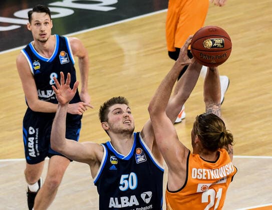 GER, BBL, ratiopharm ulm vs ALBA Berlin 07.03.2021, ratiopharm arena, Neu-Ulm, GER, BBL, ratiopharm ulm vs ALBA Berlin, im Bild Ben Lammers (Berlin, 50) hindert Dylan Osetkowski (Ulm, 21) am Wurf