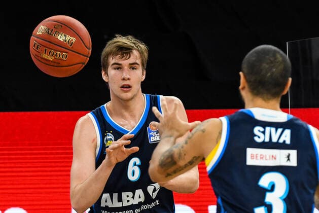 GER, BBL, ratiopharm ulm vs ALBA Berlin 07.03.2021, ratiopharm arena, Neu-Ulm, GER, BBL, ratiopharm ulm vs ALBA Berlin, im Bild Malte Delow (Berlin, 6), Peyton Siva (Berlin, 3), Zuspiel