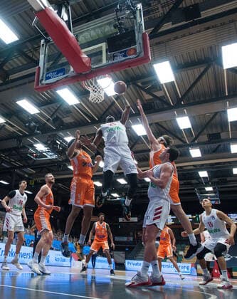 GER, Basketball, RASTA Vechta vs FC Bayern München 07.03.2021, RASTA Dome, Vechta, GER, easy Credit-BBL, RASTA Vechta vs FC Bayern München, im Bild JaJuan JOHNSON ( FC Bayern München 25 ) Jordan BARNETT (Rasta Vechta 21 )