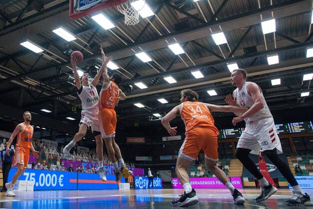GER, Basketball, RASTA Vechta vs FC Bayern München 07.03.2021, RASTA Dome, Vechta, GER, easy Credit-BBL, RASTA Vechta vs FC Bayern München, im Bild Vladimir LUCIC ( FC Bayern München 11 ) Jordan BARNETT (Rasta Vechta 21 ) Björn Bjoern ROHWER (Rasta Vechta 22 ) Jesse HUNT ( Rasta Vechta 34 ) Leon RADOSEVIC ( FC Bayern München 43 )