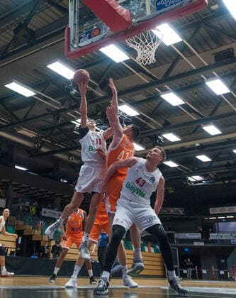 GER, Basketball, RASTA Vechta vs FC Bayern München 07.03.2021, RASTA Dome, Vechta, GER, easy Credit-BBL, RASTA Vechta vs FC Bayern München, im Bild Vladimir LUCIC ( FC Bayern München 11 ) Will VORHEES (Rasta Vechta 41 ) Leon RADOSEVIC ( FC Bayern München 43 )