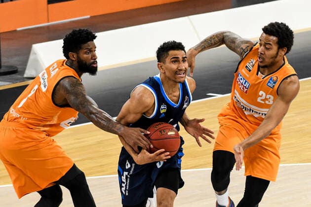 Sport Themen der Woche KW09 Sport Bilder des Tages GER, BBL, ratiopharm ulm vs ALBA Berlin 07.03.2021, ratiopharm arena, Neu-Ulm, GER, BBL, ratiopharm ulm vs ALBA Berlin, im Bild Maodo Lo (Berlin, 0) setzt sich gegen Cameron Clark (Ulm, 3) und Troy Caupain (Ulm, 23) durch