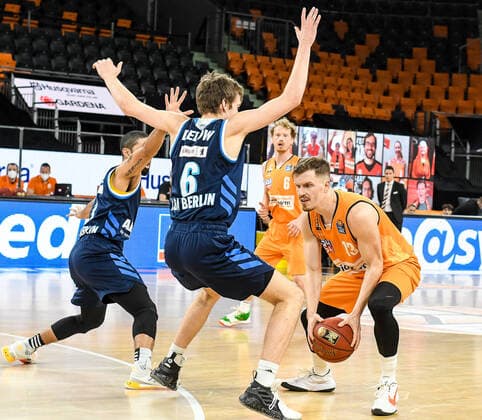 GER, BBL, ratiopharm ulm vs ALBA Berlin 07.03.2021, ratiopharm arena, Neu-Ulm, GER, BBL, ratiopharm ulm vs ALBA Berlin, im Bild Peyton Siva (Berlin, 3) und Malte Delow (Berlin, 6) hindern Andreas Obst (Ulm, 13) an seinem Spielzug