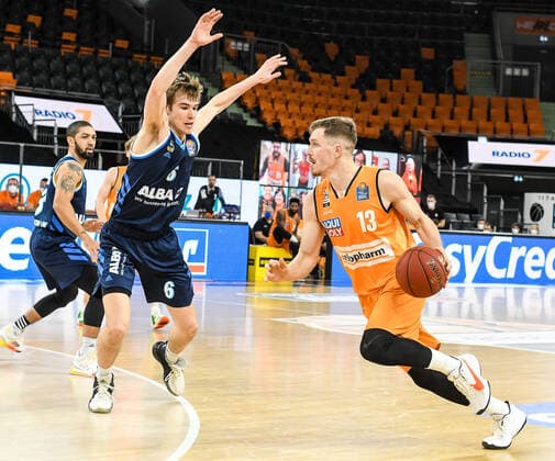 GER, BBL, ratiopharm ulm vs ALBA Berlin 07.03.2021, ratiopharm arena, Neu-Ulm, GER, BBL, ratiopharm ulm vs ALBA Berlin, im Bild Peyton Siva (Berlin, 3),Malte Delow (Berlin, 6) baut sich vor Andreas Obst (Ulm, 13) auf