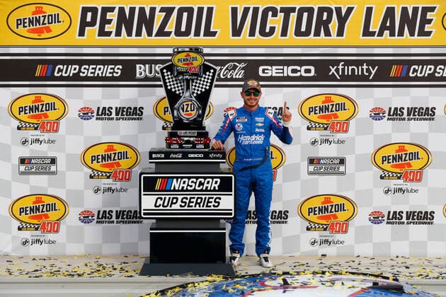 Bilder des Jahres 2021, Sport 03 März Sport Themen der Woche KW09 Sport Bilder des Tages LAS VEGAS, NV - MARCH 07: Kyle Larson, driver of the 5 Hendrick Motorsports HendrickCars.com Chevrolet Camaro, poses for photos in victory lane after winning the Pennzoil 400 presented by Jiffy Lube NASCAR, Motorsport, USA Cup Series race on March 7, 2021 at Las Vegas Motor Speedway in Las Vegas, Nevada. (Photo by Jeff Speer LVMS via Icon Sportswire) AUTO: MAR 07 NASCAR Cup Series - Pennzoil 400 Icon210307015